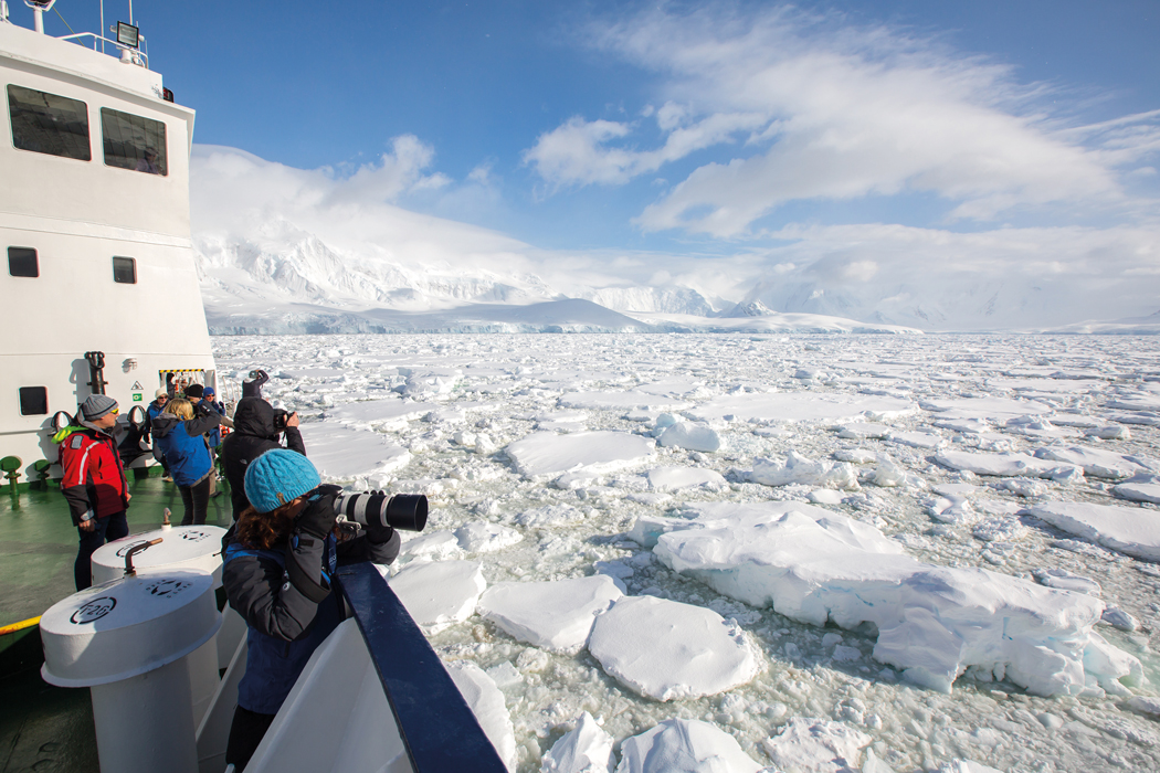 aurora-expeditions-photographing-in-antarctica