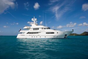 38m Royal Hakvoort motor yacht Perle Bleue cruising at sea