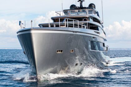 45m Sanlorenzo Alloy superyacht Pandion Pearl cruising at sea