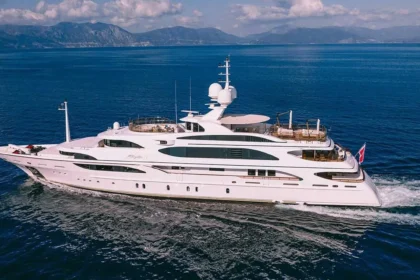 59m Benetti superyacht Dilara anchored at sea