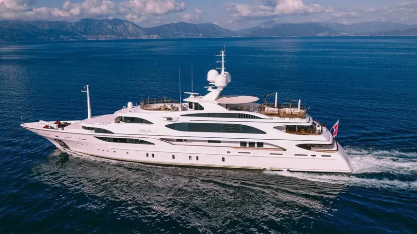 59m Benetti superyacht Dilara anchored at sea